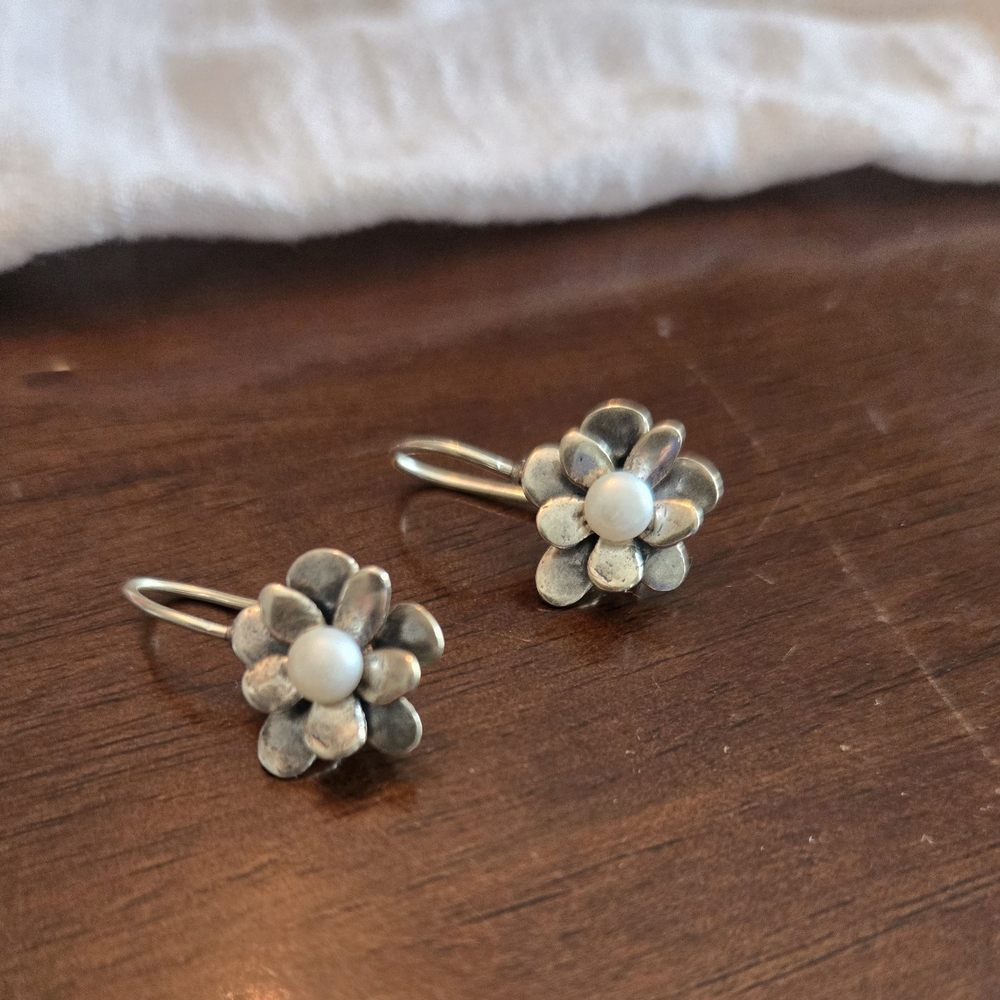 Elegant Silver Flower Earrings with Pearl Accent Silpada - Picture 2 of 3